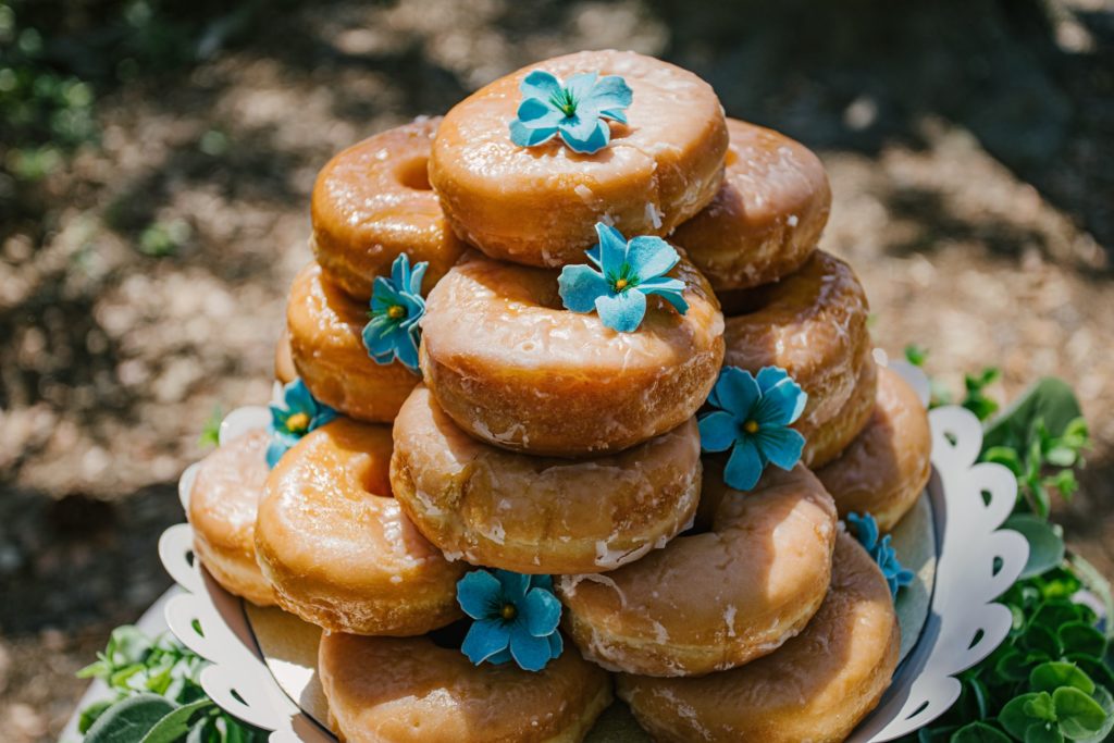 18 Delicious Wedding Cake Ideas with Doughnuts
