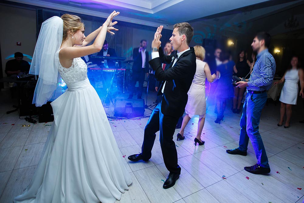54 Last Dance Wedding Songs To End The Night