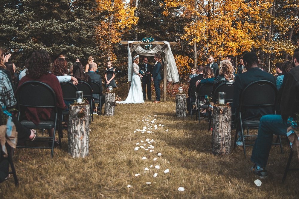 23 Backyard Wedding Ideas: How To Plan an Awesome Backyard Wedding